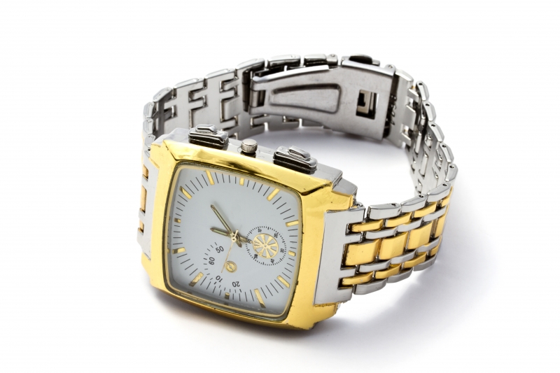 men-s-gold-wristwatch